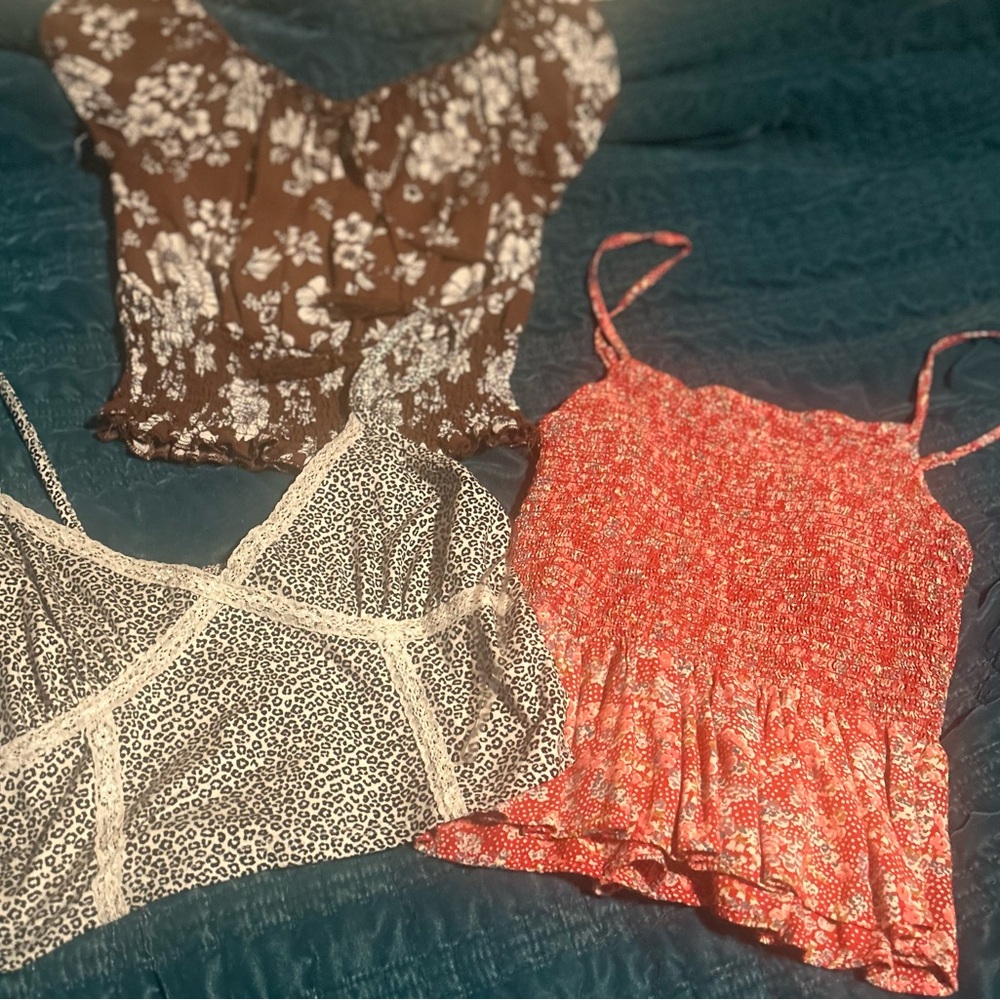 Bundle of Floral and Leopard Print crop Tops Set
Sizes Sm-medium